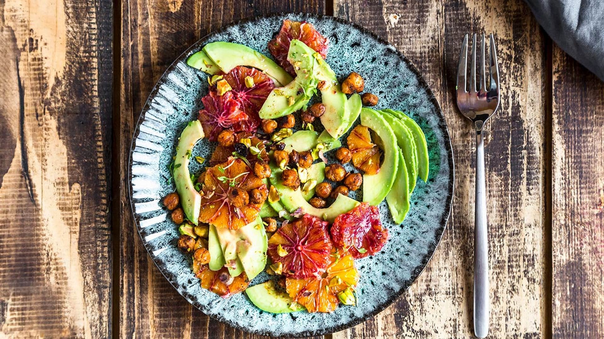 Ensalada de aguacates con naranja, pistachos y garbanzos crujientes