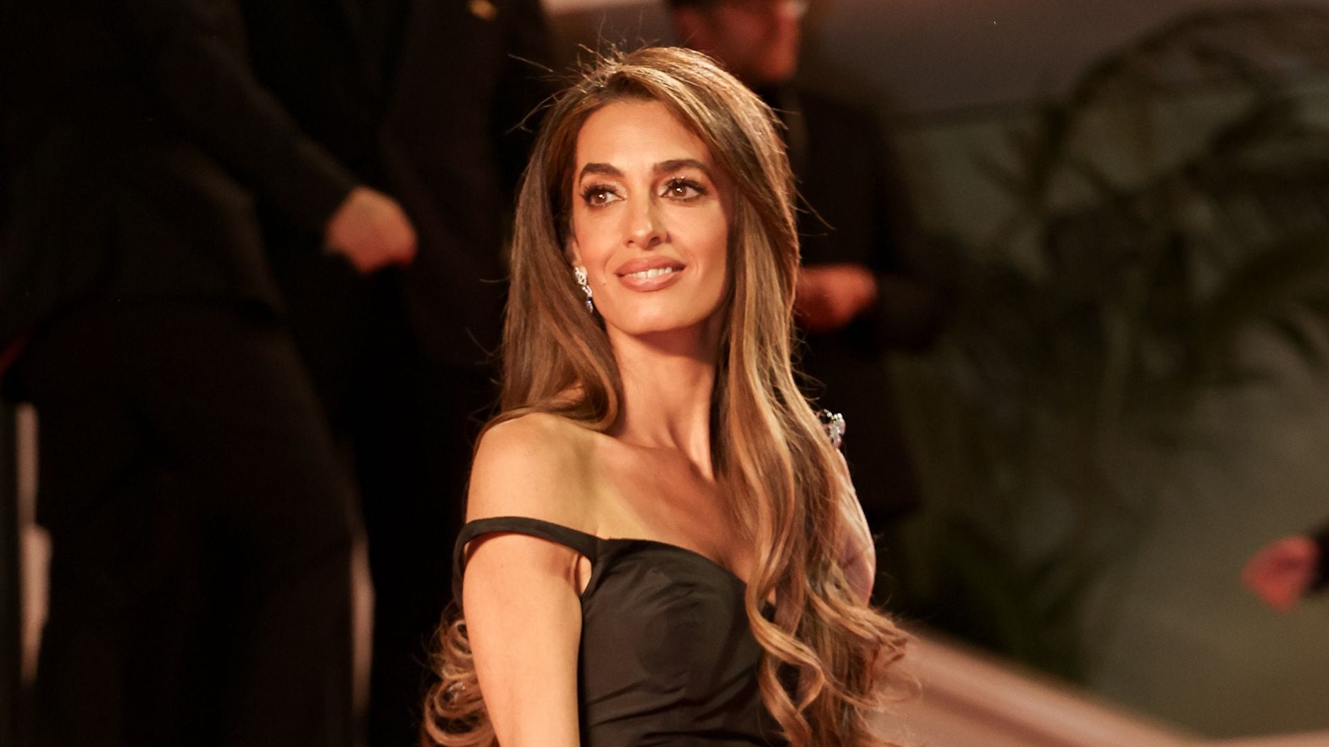 Amal Clooney con súper melena y de negro: su look en Cannes para ser la invitada mejor vestida