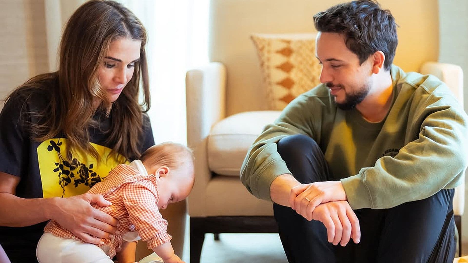 Las emotivas fotos de Rania y Rajwa de Jordania con la pequeña Iman 