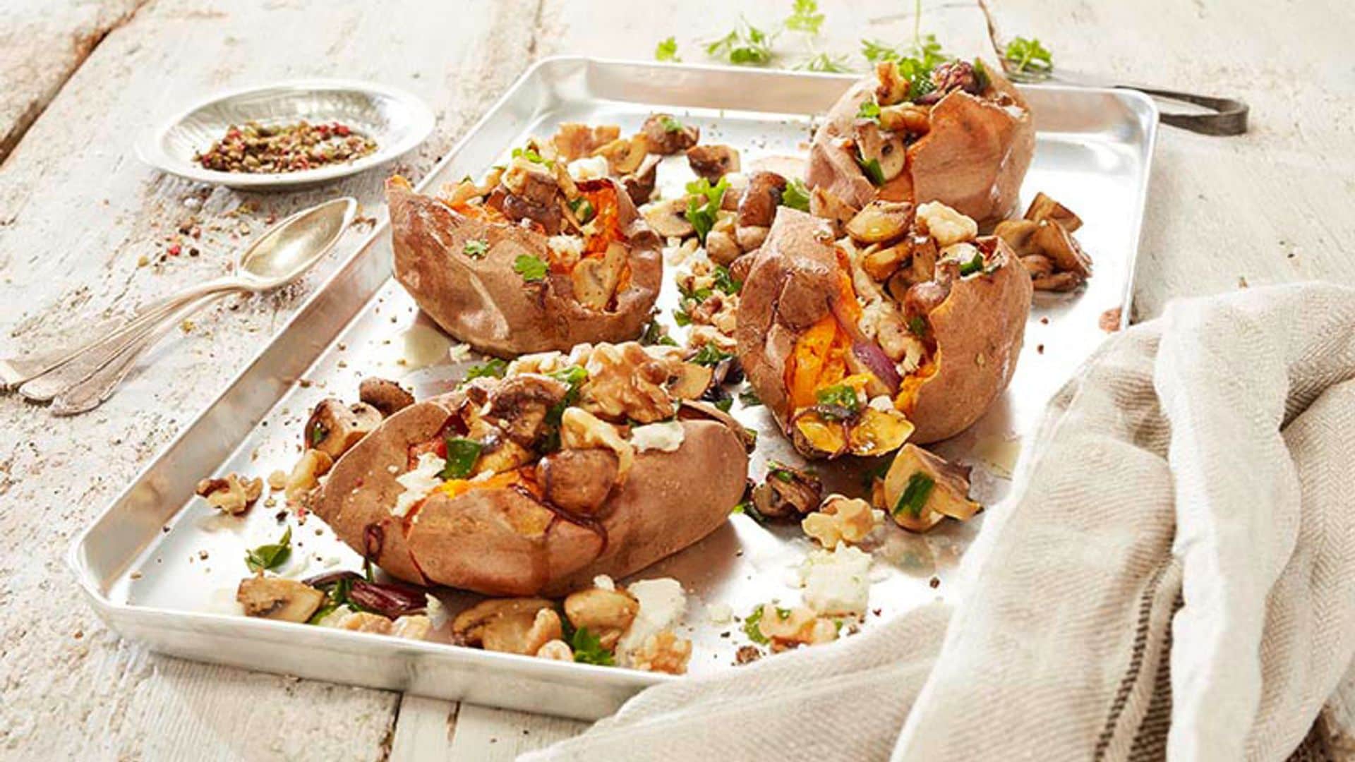 Patatas rellenas de champiñones, nueces y queso feta