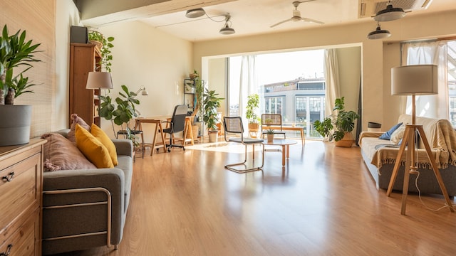 Un salón con muebles de madera y muchas plantas