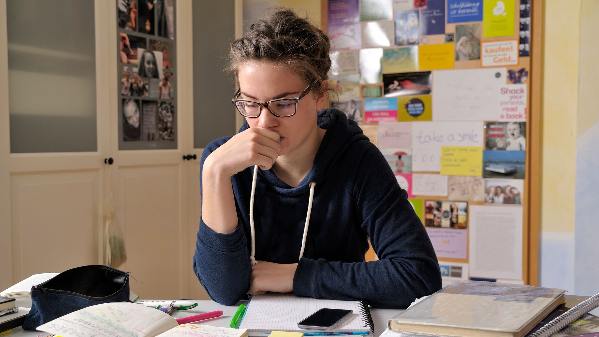 Adolescente estudiando en casa