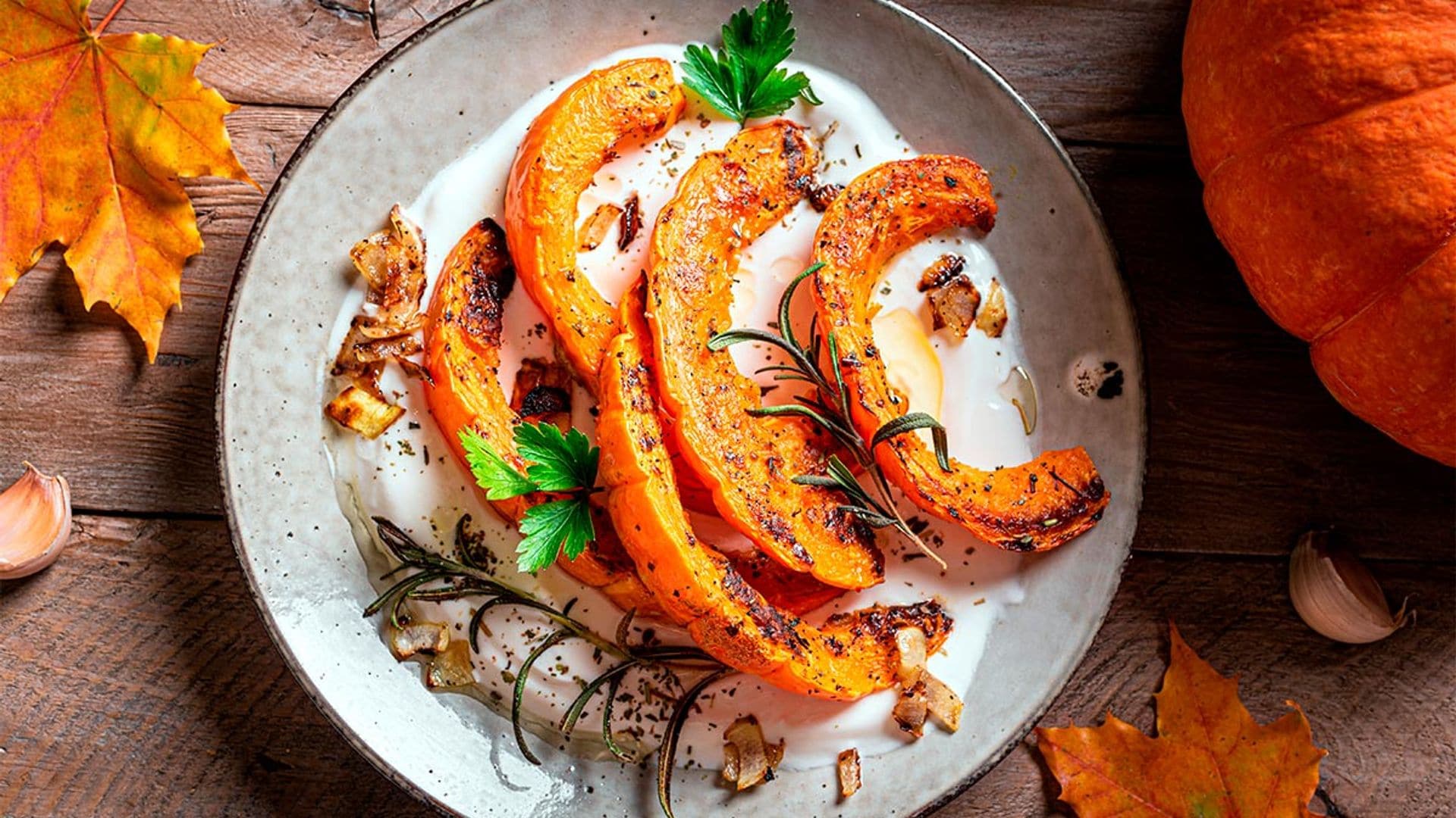 Calabaza asada con especias sobre crema de yogur