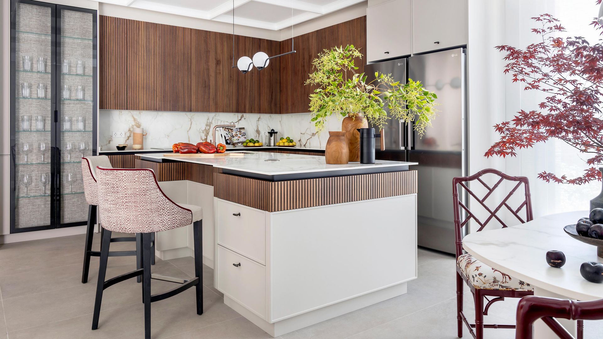 Cocina con isla, office, vitrina, cuarterones techo y muebles de madera,