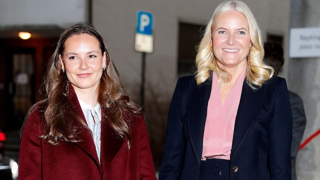 Mette-Marit con su hija, Ingrid, durante un acto público conjunto