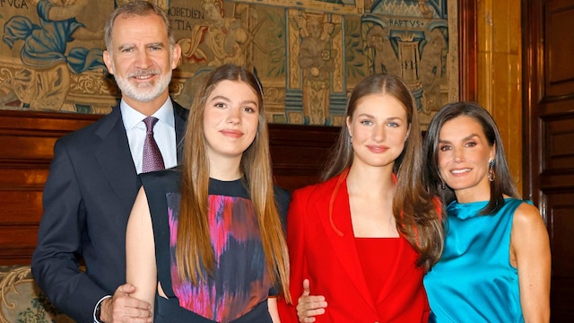 Felicitación de Navidad de los Reyes y sus hijas 2024