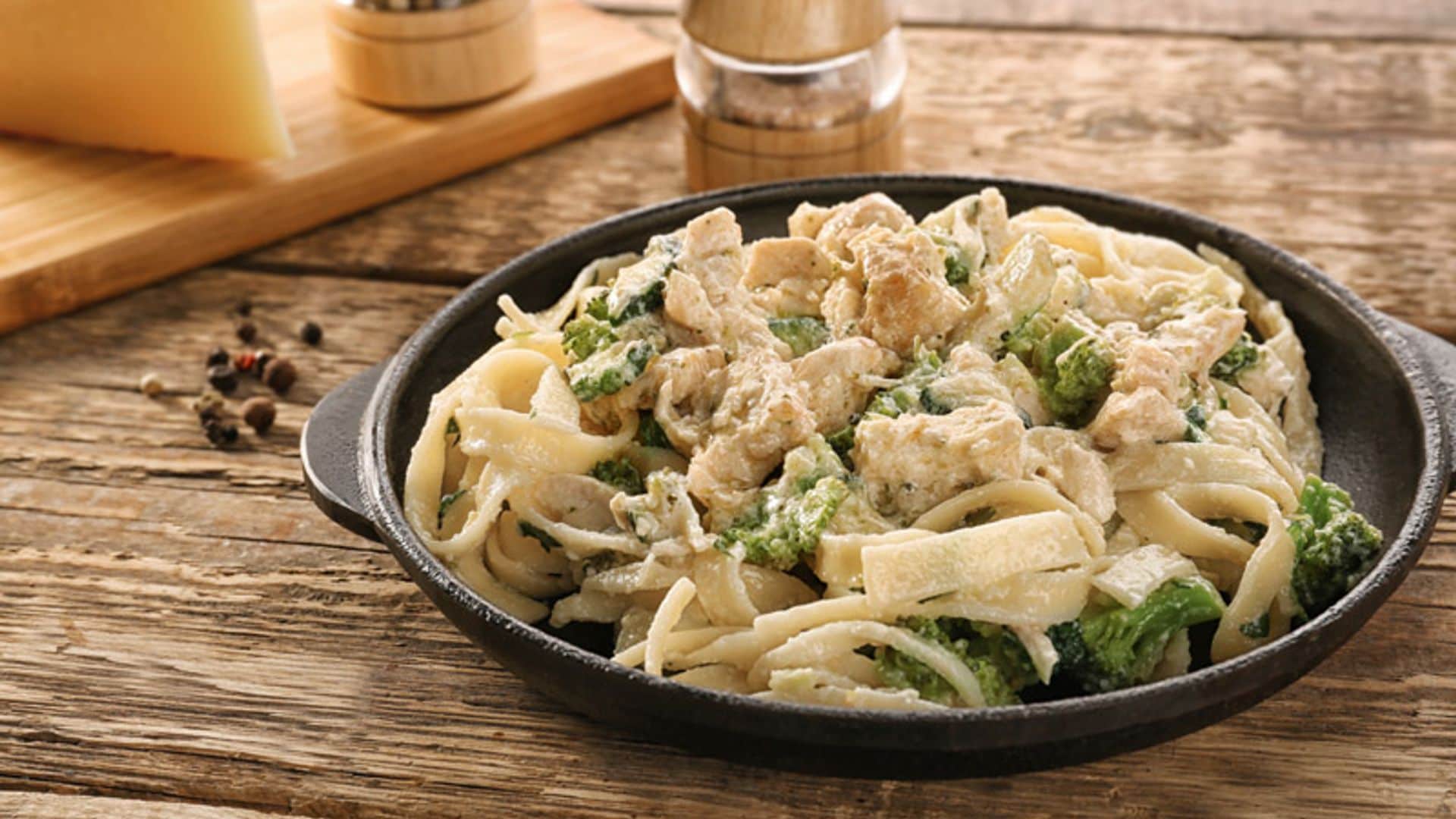Pasta con dados de pavo y brócoli