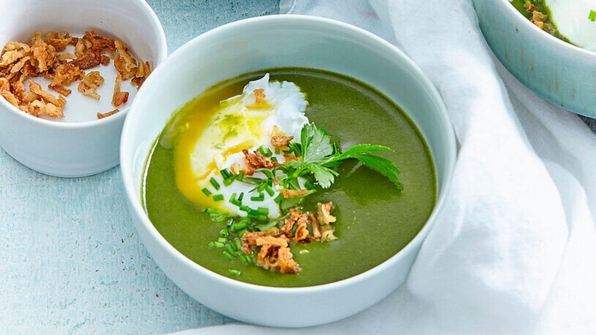 Sopa de guisantes con huevo poché