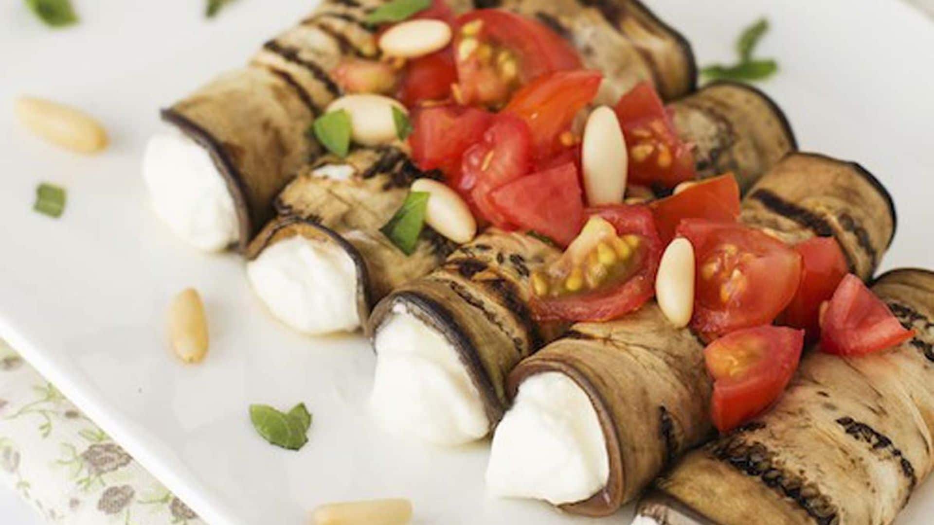 Rollitos de berenjena con 'ricotta', tomate y piñones