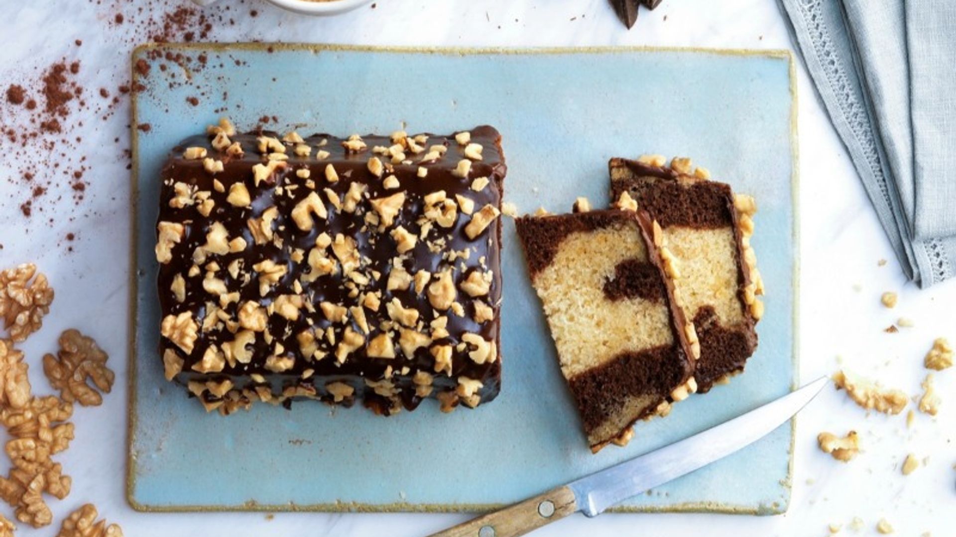 Bizcocho de yogur con crema de chocolate y nueces