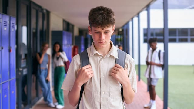 Adolescente víctima de acoso escolar
