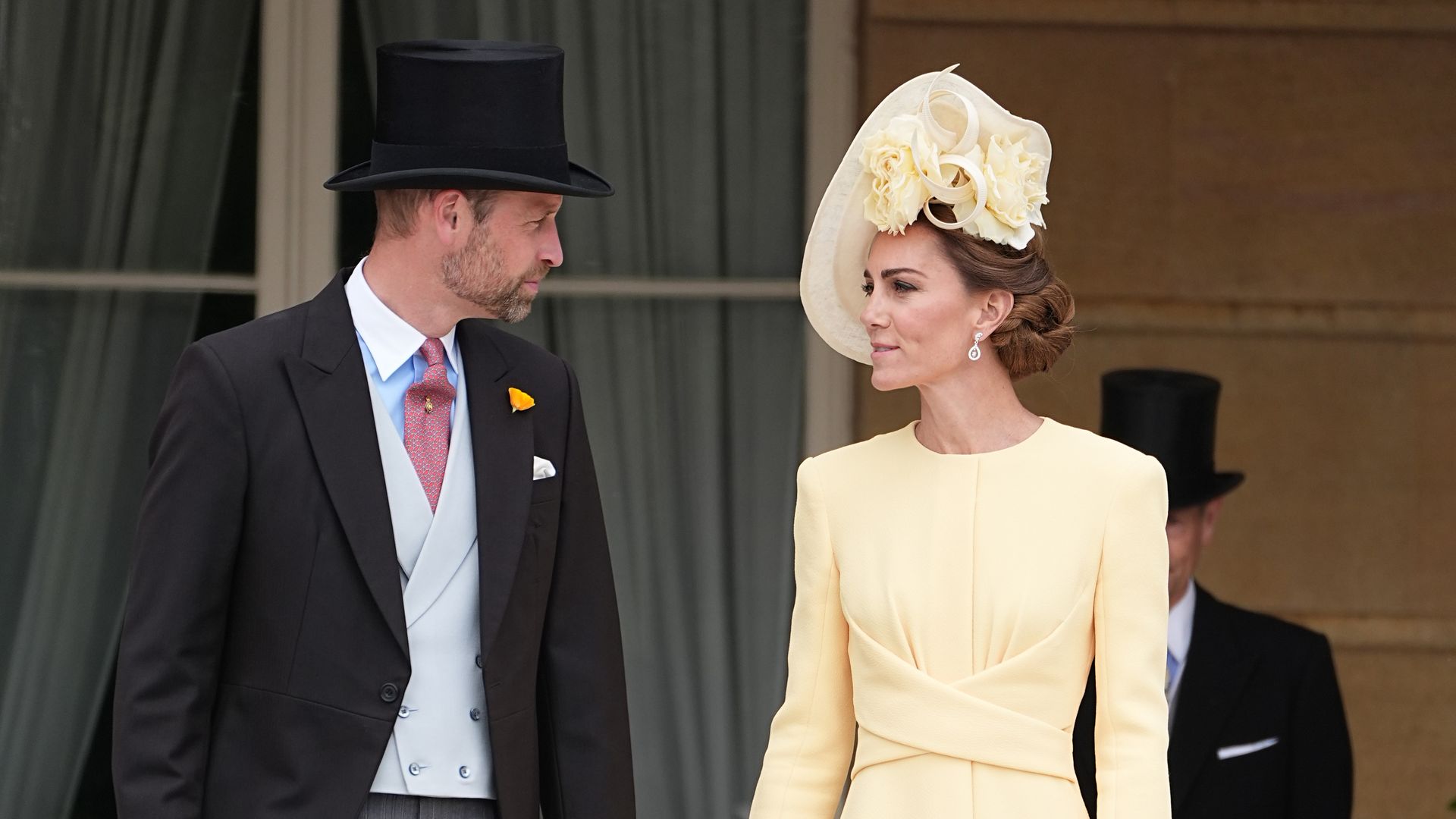 Kate Middleton reaparece por sorpresa con un look homenaje a Isabel II y con guiño a su cuñada, Meghan Markle