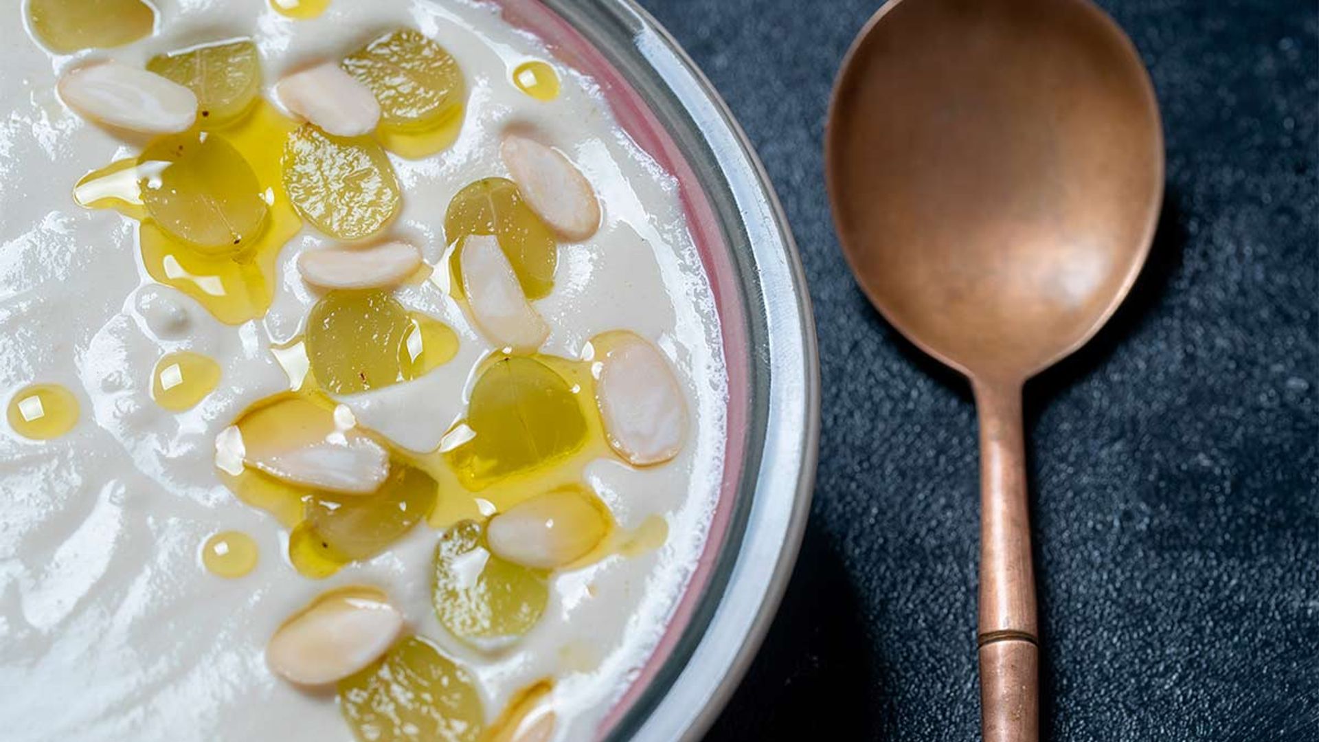 Espuma de ajoblanco con uvas y almendras laminadas