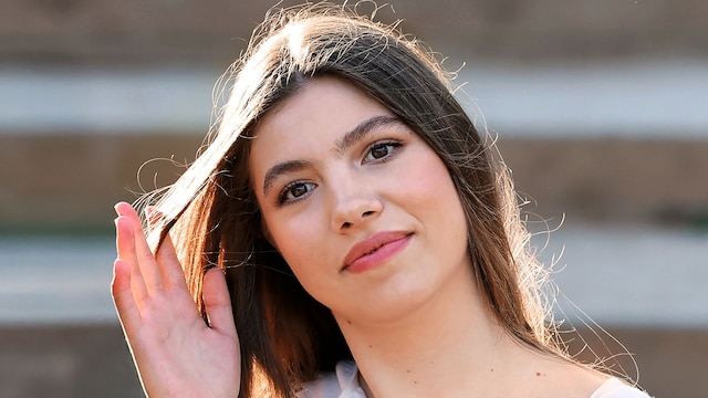 La infanta Sofía tocándose el pelo