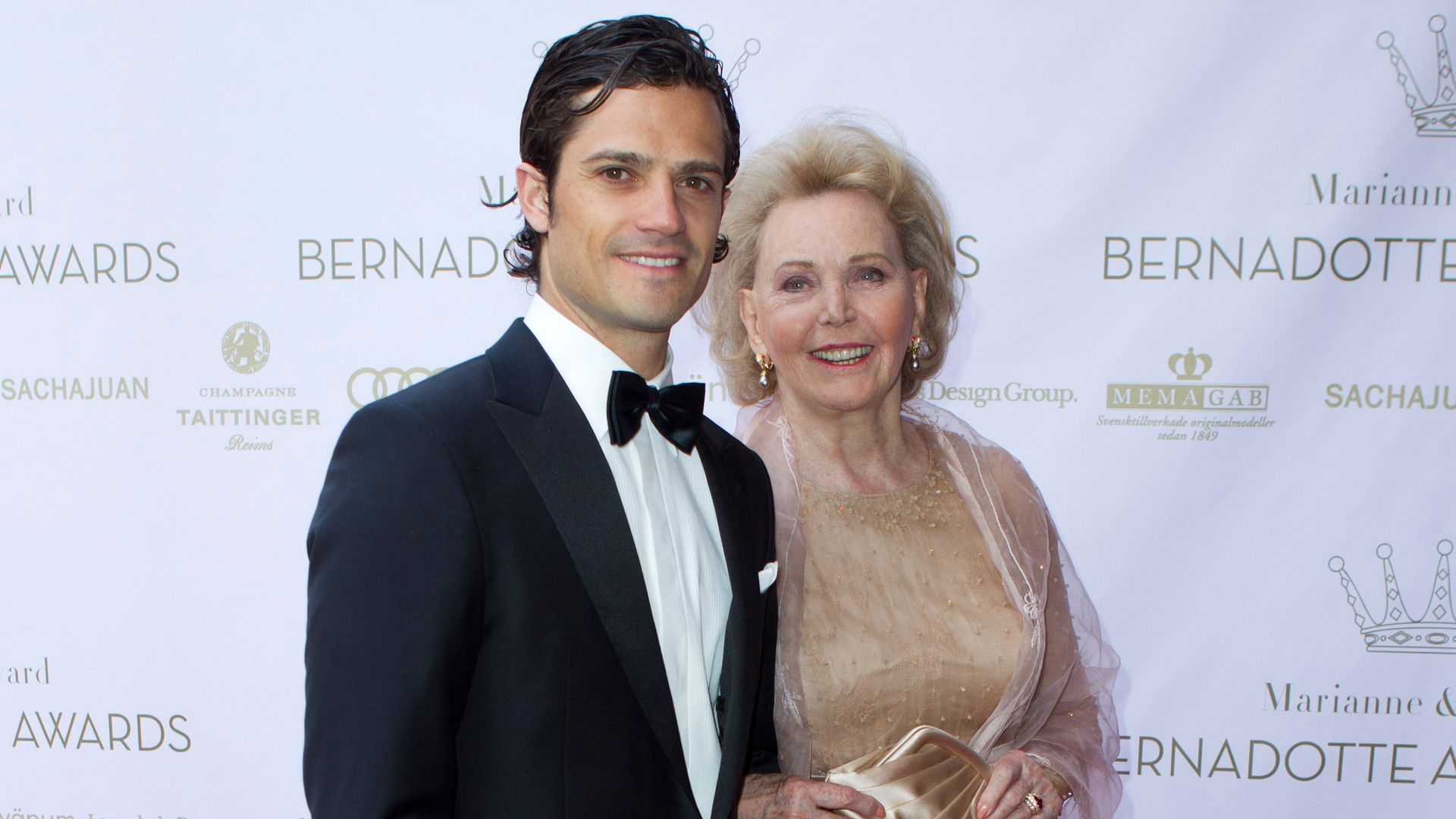 Carlos Felipe de Sueica, antes de su boda con Sofía Hellqvist, era uno de los acompañantes habituales de Marianne Bernadotte y también de la princesa Lilian, a la que estaba muy unido y de quien incluso  heredó la casa