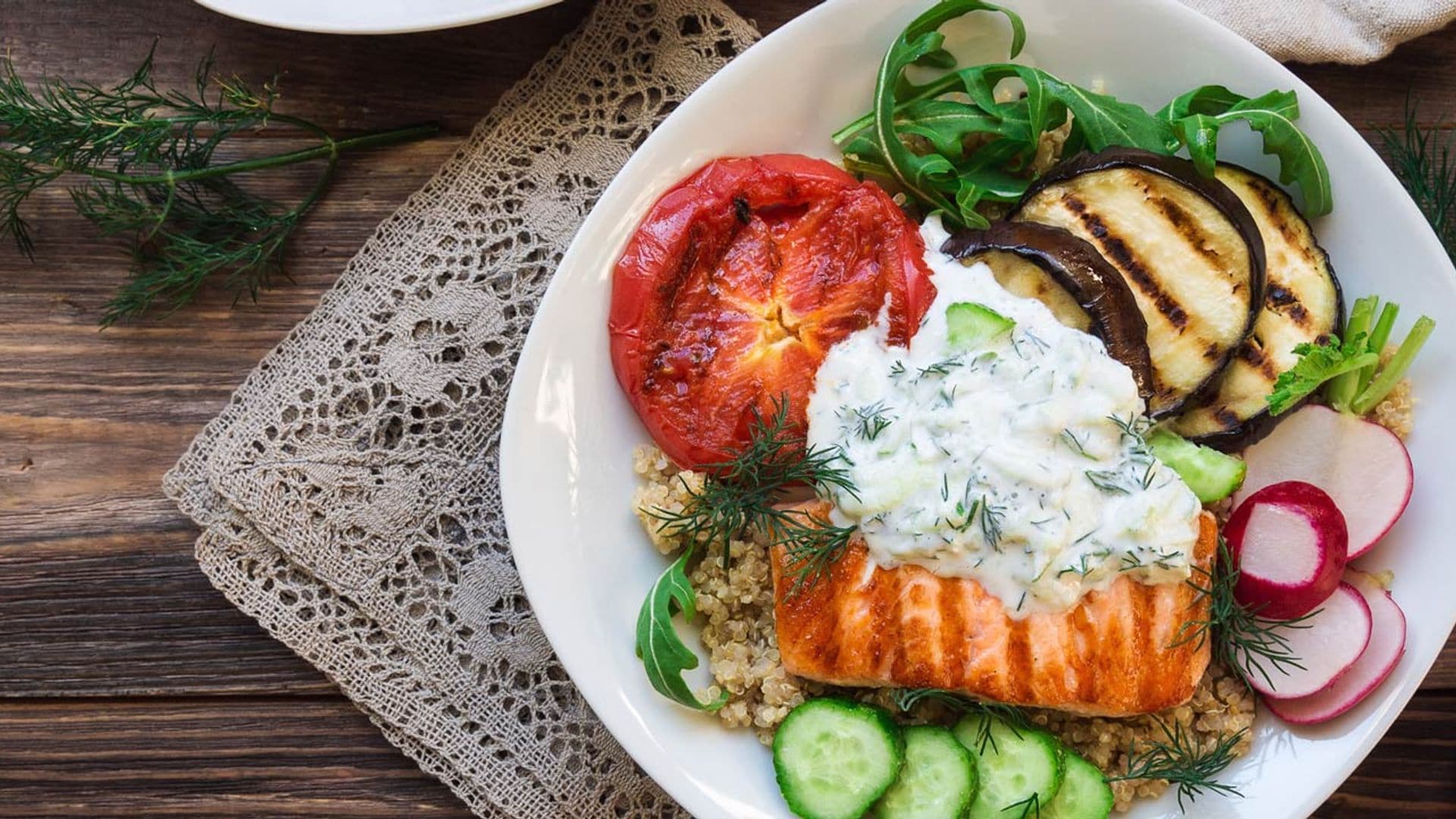 Salmón a la parrilla con 'tzatziki', verduras y quinoa