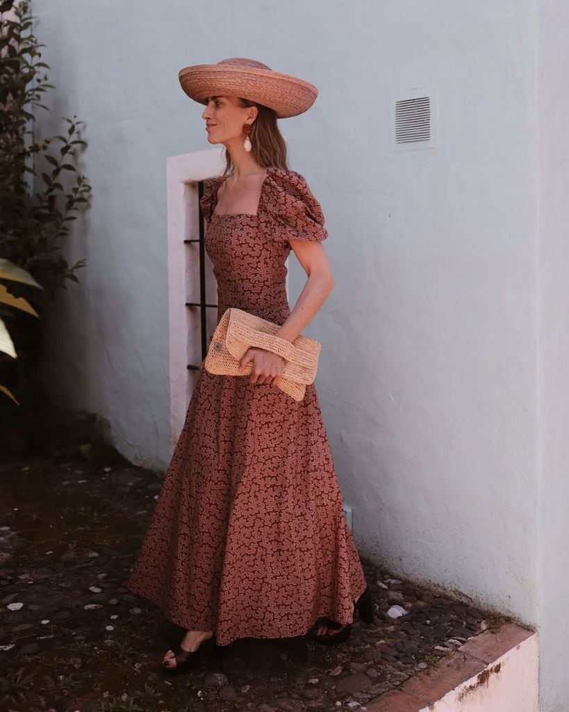 Carmen de la Puerta con look de invitada y tocado
