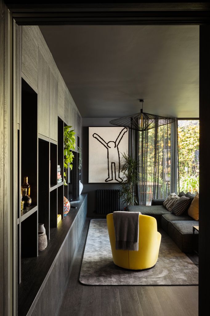 Pared del salón decorada con obra de gran formato