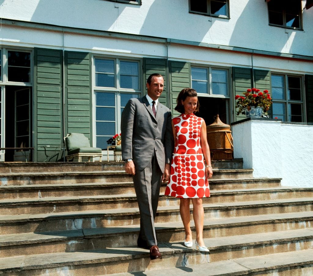Plano entero de Harald y Sonia, cuando eran príncipes, en Skaugum en 1969