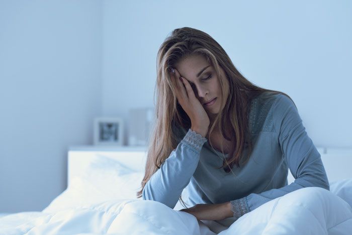 mujer cansada en la cama