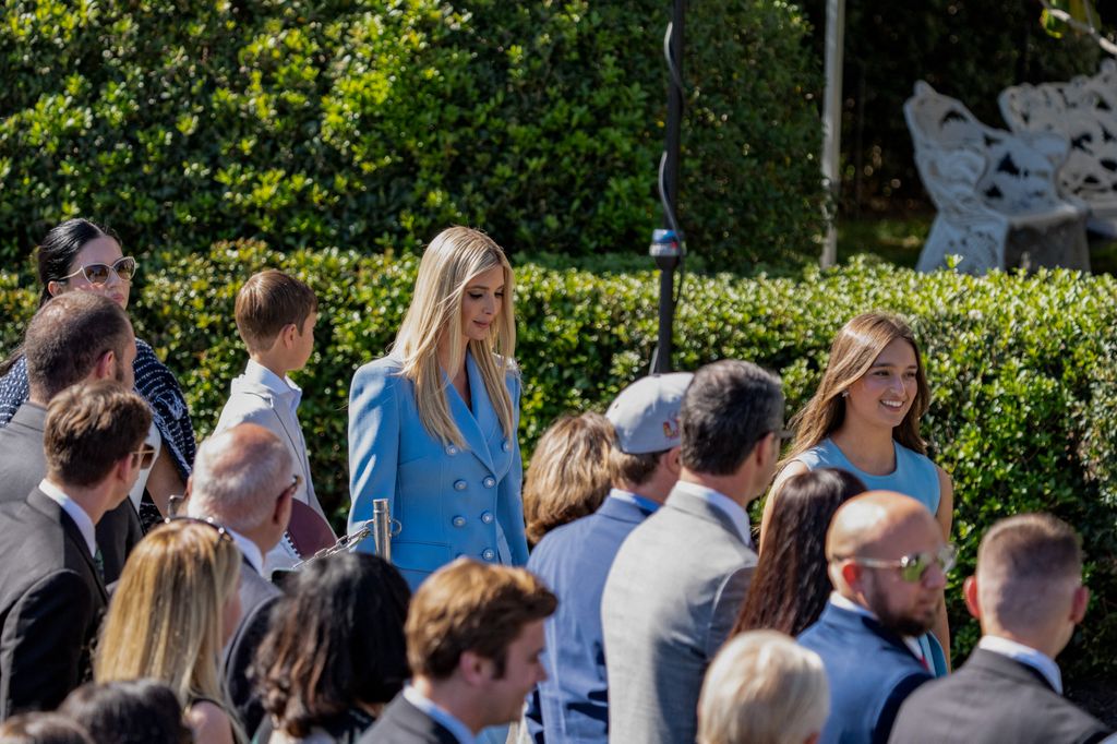   Ivanka Trump y su hija visten de azul para la visita de los Eagles a la Casa Blanca