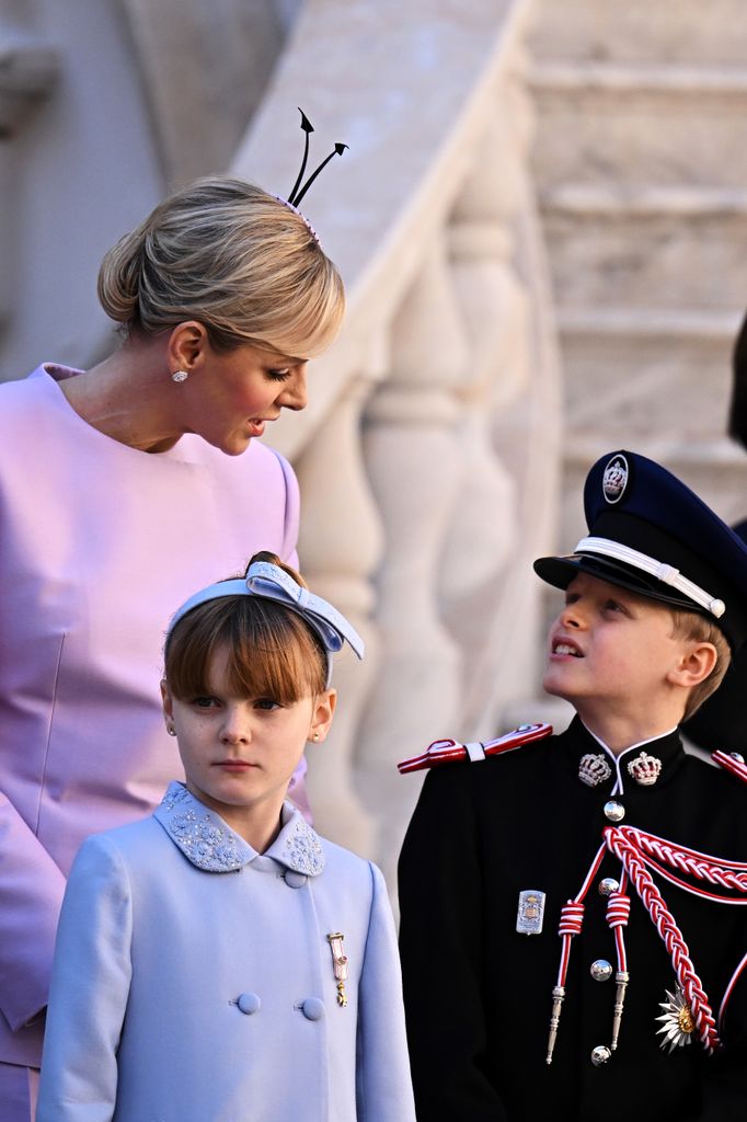 Plano medio de Charlene de Mónaco con Jacques y Gabriella de Mónaco en el Día Nacional