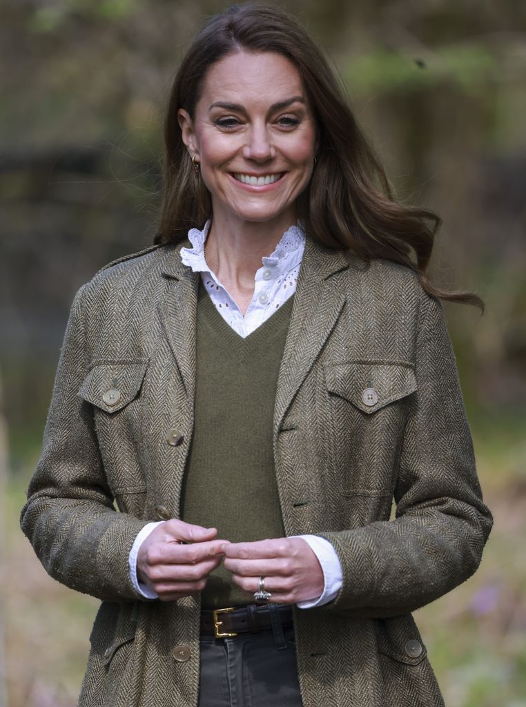 Kate Middleton estrena chaqueta de tweed de Ralph Lauren y blusa de verano en Escocia