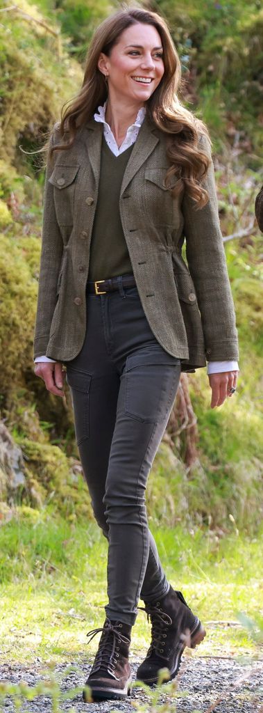 Kate Middleton estrena chaqueta de tweed de Ralph Lauren y blusa de verano en Escocia