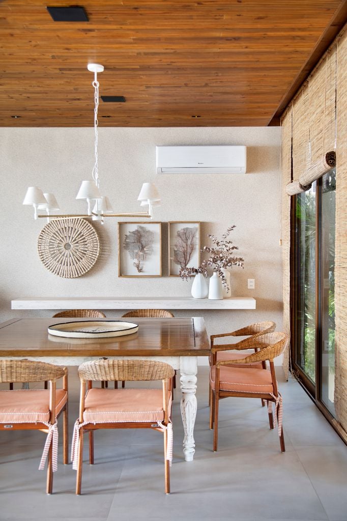 Comedor con mesa de madera