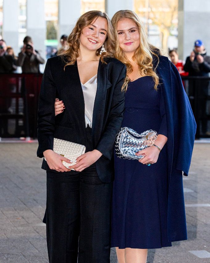 Amalia de los Países Bajos y su hermana Ariane 