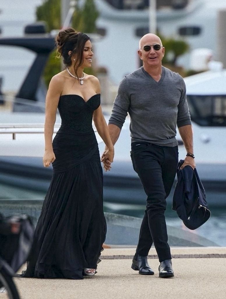 Lauren lució impresionante con un vestido negro, tomada de la mano de su futuro esposo, el multimillonario Jeff Bezos.
