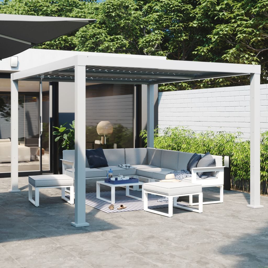 Pérgola bioclimática que protege del sol un salón exterior