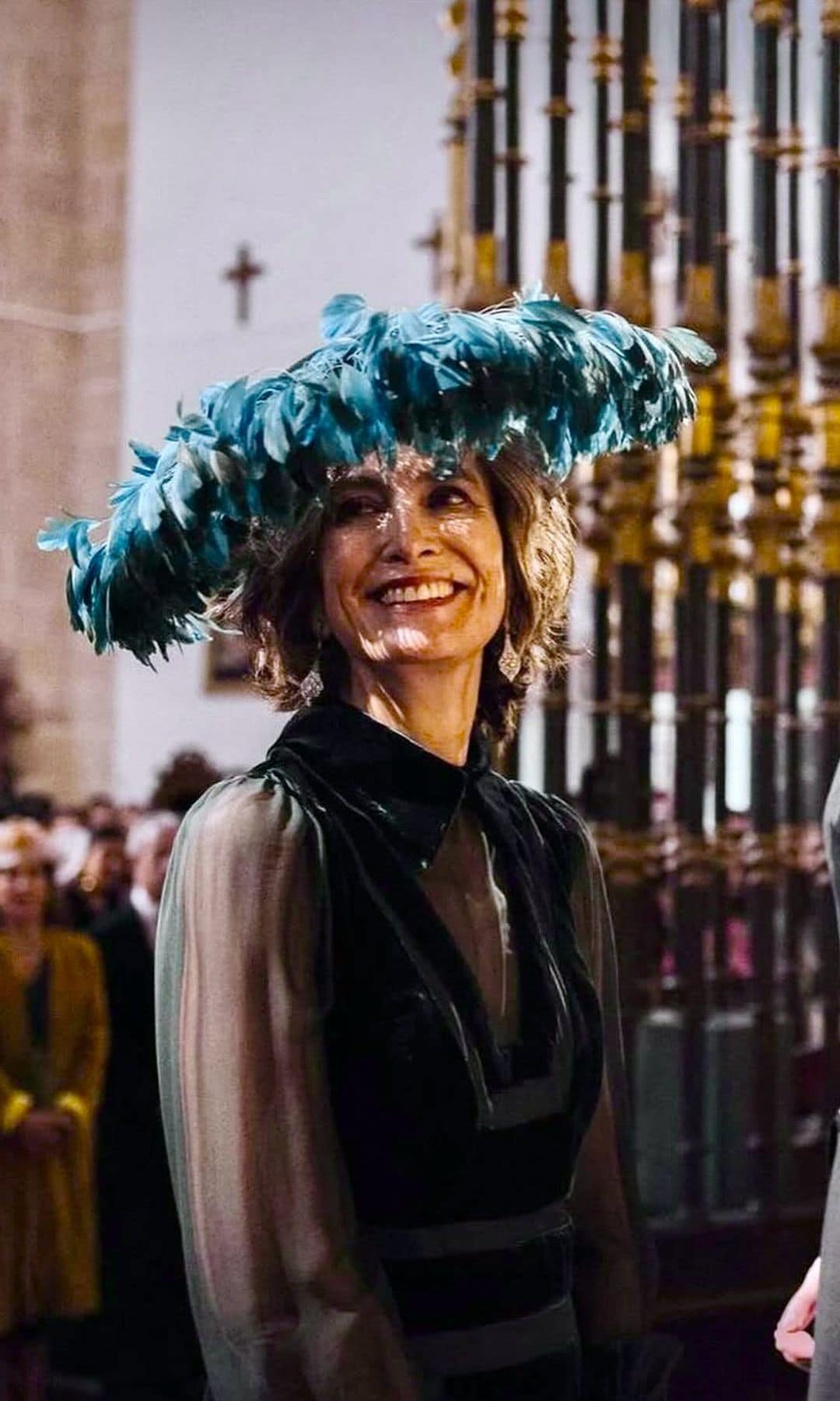 Madrina con sombrero de plumas