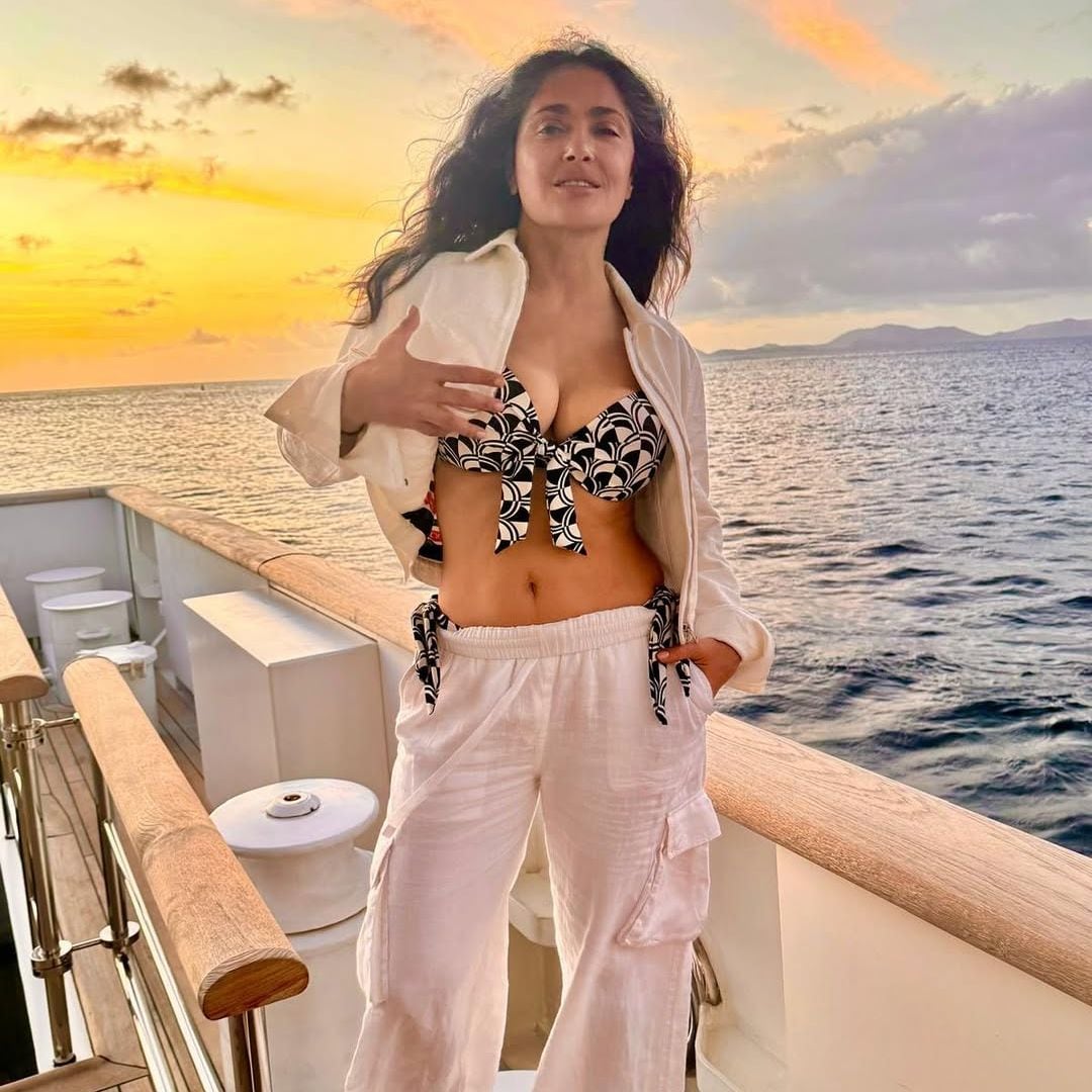 Salma Hayek presume de abdominales en estas impresionantes fotos en bikini y sus fans alucinan
