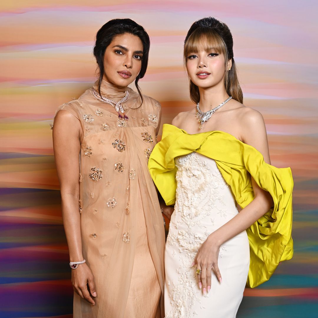 Un desfile entre volcanes, columnas griegas y piedras preciosas: el evento de Alta Joyería que reunió en Sicilia a Priyanka Chopra y Lisa