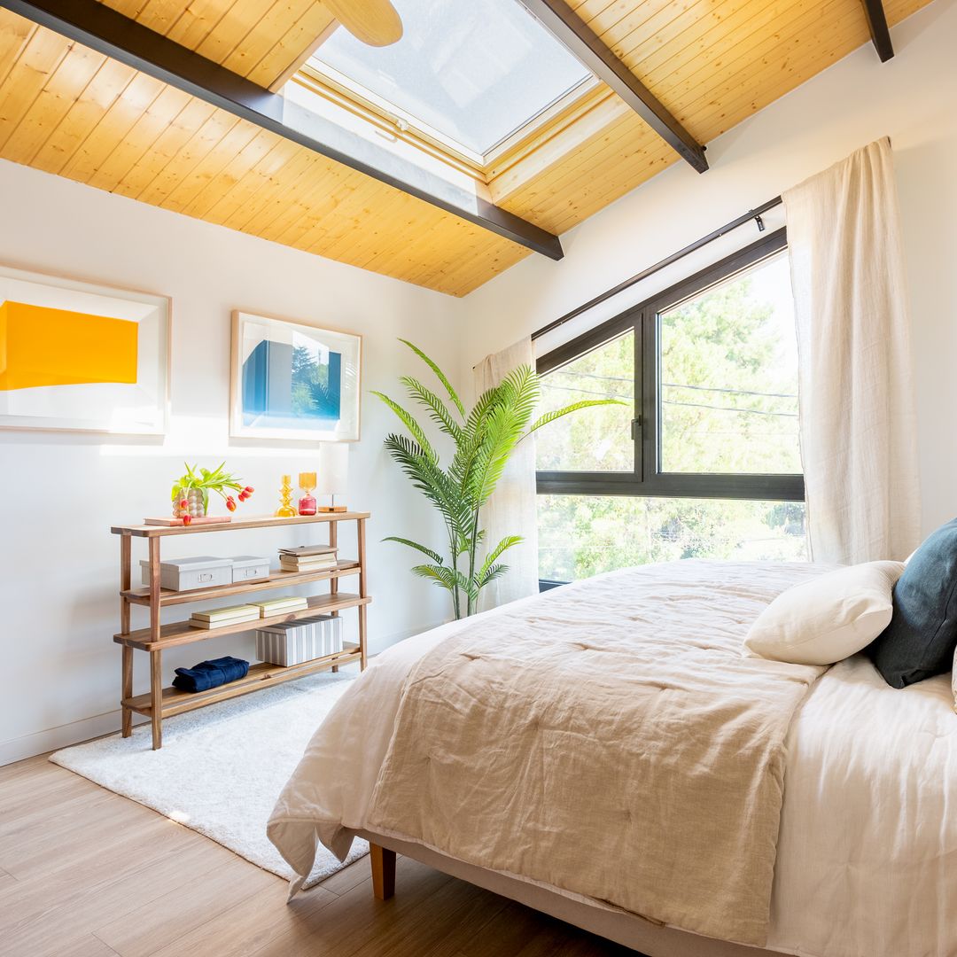 Más allá de las vigas vistas: cómo los techos de madera transforman tu casa en un refugio acogedor