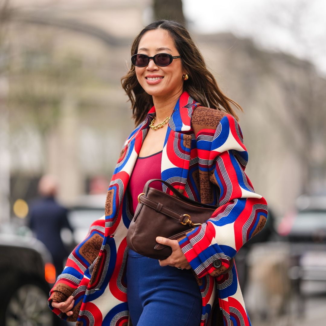 Vuelve la moda de los años 70: cómo llevar estampados, faldas largas y chaquetas especiales