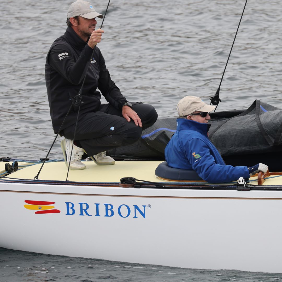El rey Juan Carlos I vuelve a navegar por las aguas de Sanxenxo a bordo de El Bribón