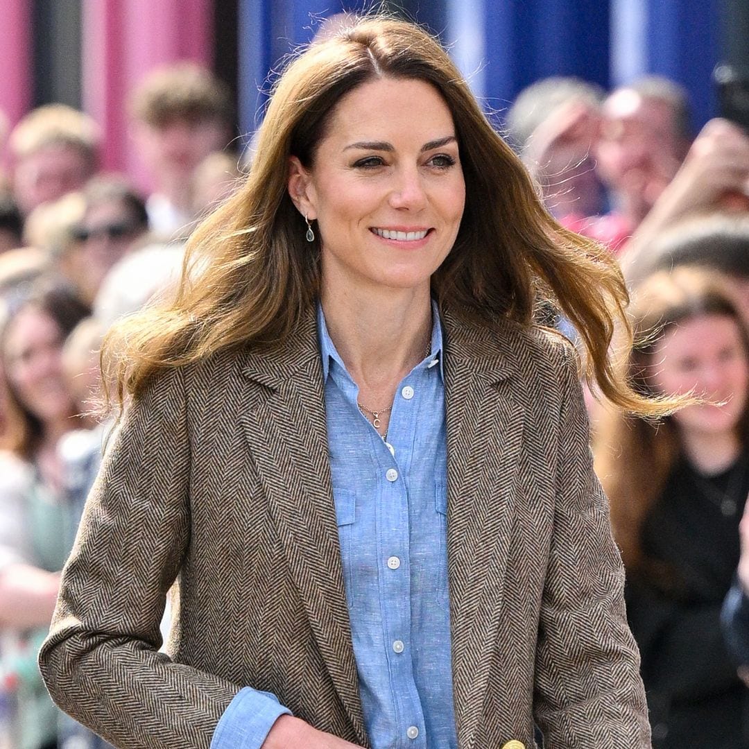 Kate Middleton enseña en Escocia cómo combinar una camisa de lino con básicos atemporales