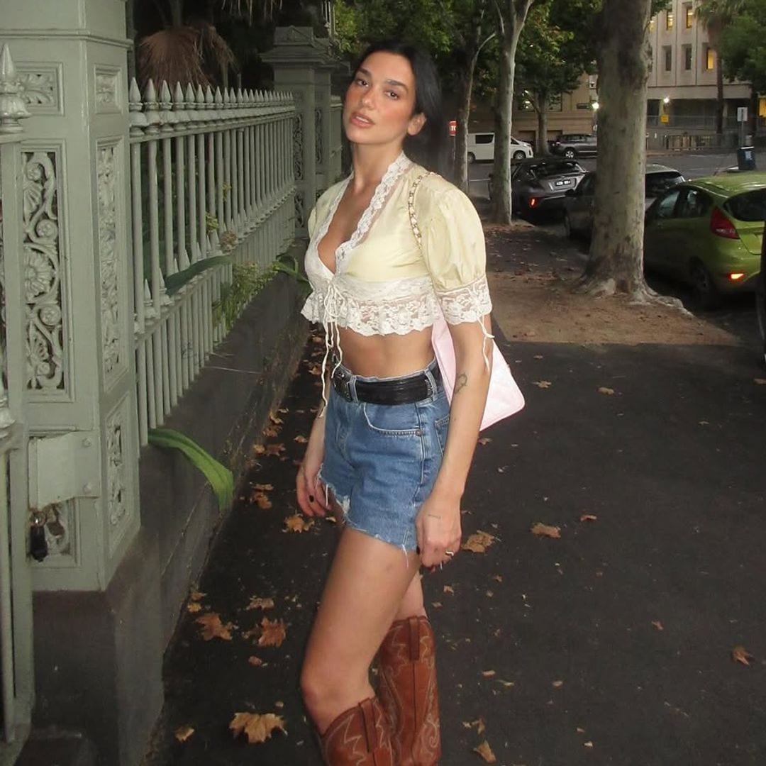 La blusa de encaje de Dua Lipa que promete enamorar a las españolas más románticas