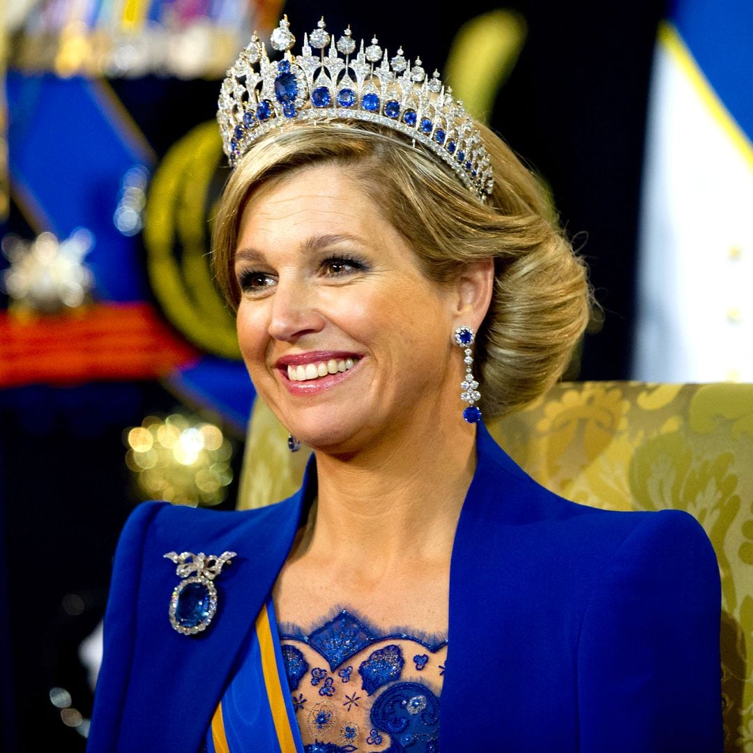 El primer look de Máxima de Holanda como reina hace 12 años: majestuosa capa y tiara de zafiros