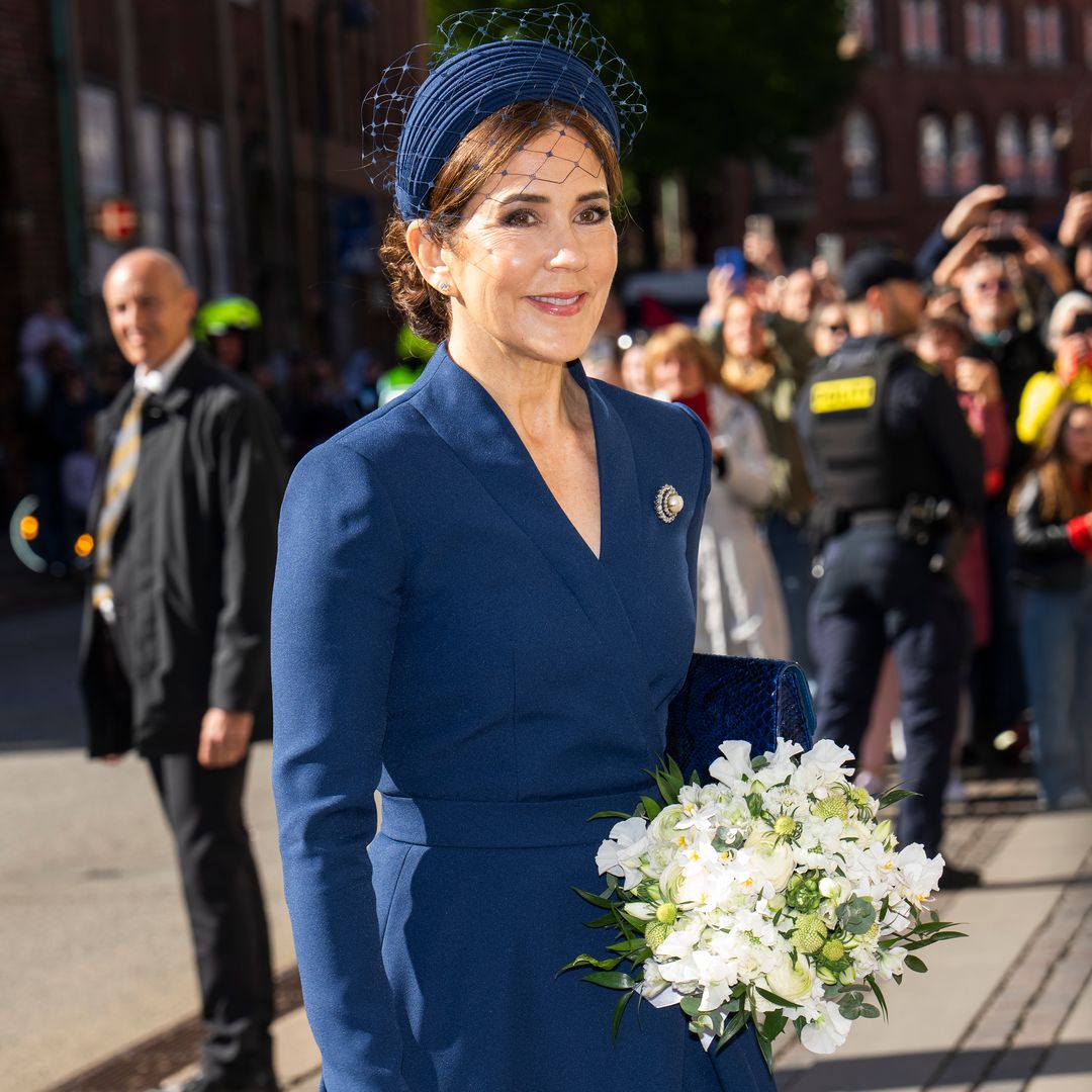 La reina Mary y su emotivo homenaje a Dinamarca con vestido azul y broche histórico de perlas