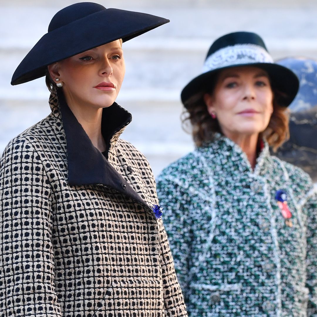 La princesa Charlene y su cuñada Carolina de Mónaco rinden tributo al Santo Padre
