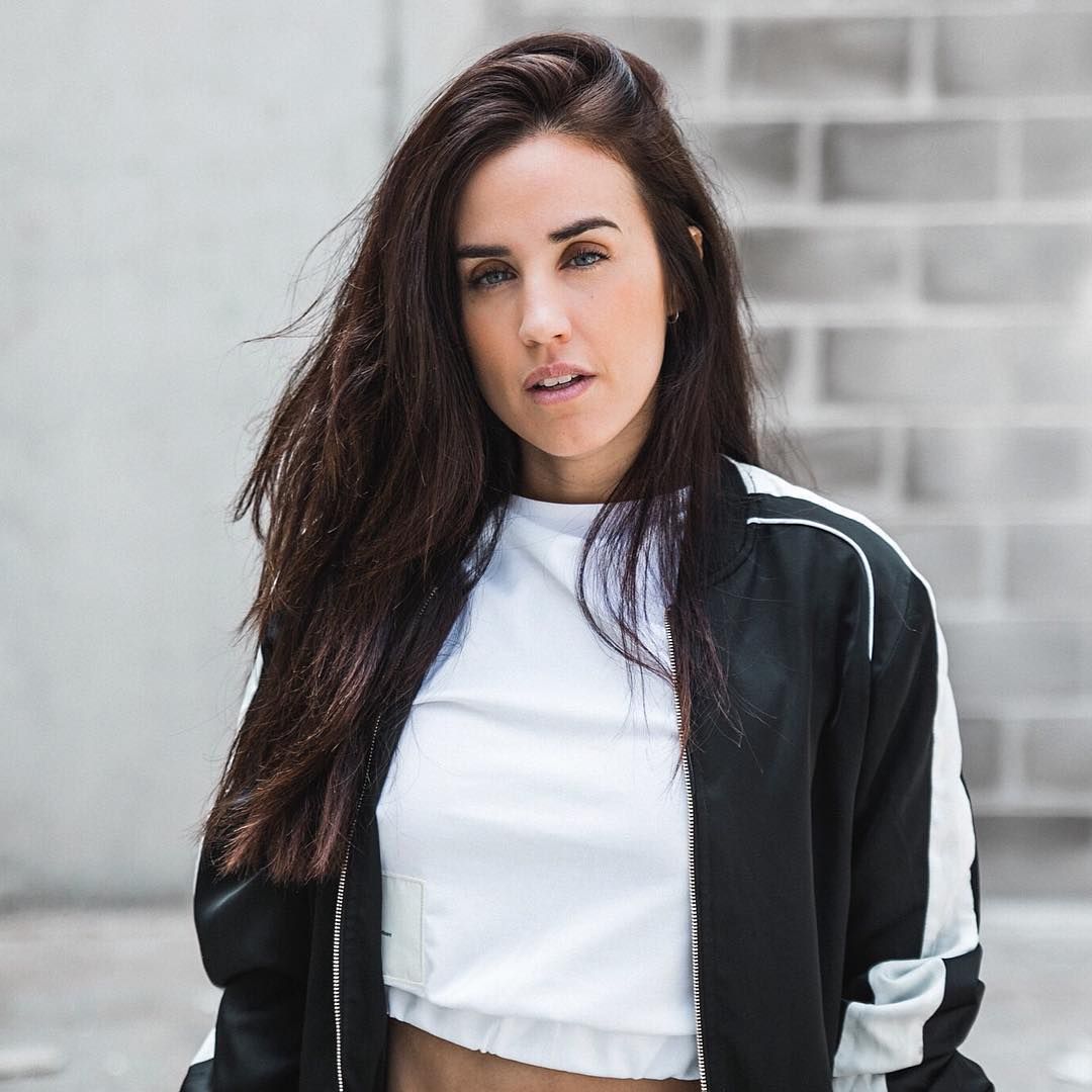 Patry Jordan, entrenadora: 'Con tu propio peso puedes hacer ejercicios muy potentes, y si tienes calor, un rato antes, mete la camiseta en la nevera