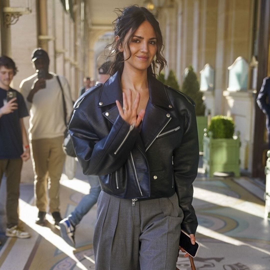 Eiza González conquista París con una chamarra de cuero elegante y 'oversized'